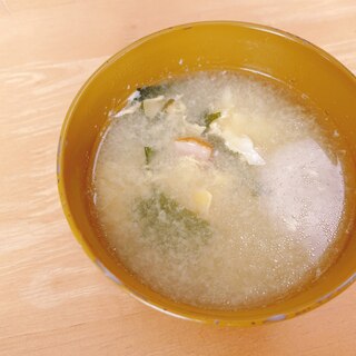 鍋でベーコンの卵スープ